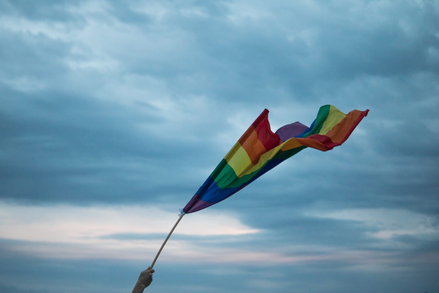 Regnbågsflagga i vinden